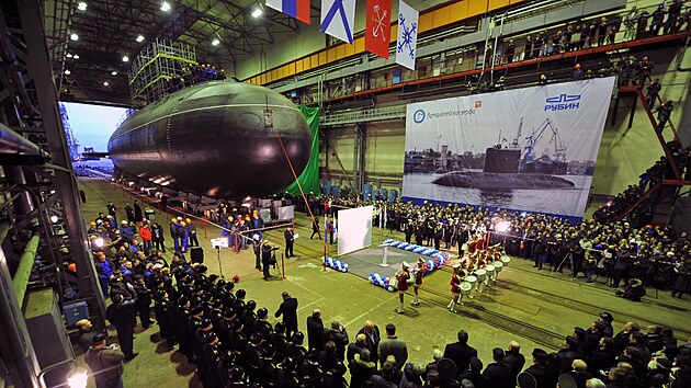 Petrohrad. Spu�t�n� dieselelektrick� ponorky Novorossijsk na vodu (28. listopadu 2013)