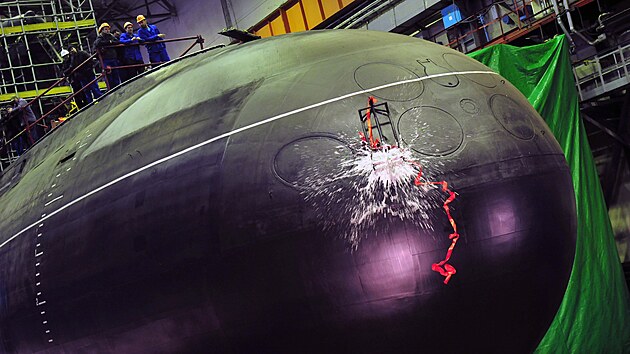 Petrohrad. Spu�t�n� dieselelektrick� ponorky Novorossijsk na vodu (28. listopadu 2013)