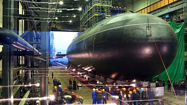 Petrohrad. Spu�t�n� dieselelektrick� ponorky Novorossijsk na vodu (28. listopadu 2013)