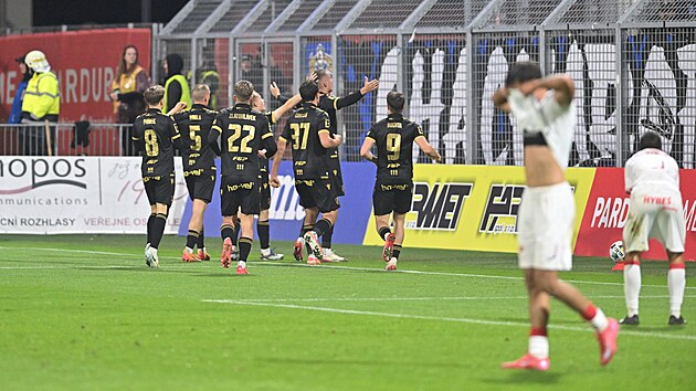 Fotbalisté Baníku Ostrava oslavují gól Ladislava Almásiho.