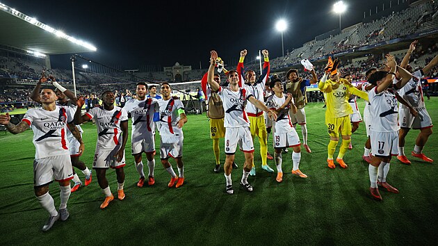 Fotbalisté Paris St Germain mávají svým fanou�k�m po vít�zství na h�i�ti...