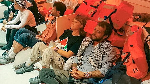 Greta Thunbergov a dal aktivist po zadren jejich flotily Izraelci (2. jna 2025)