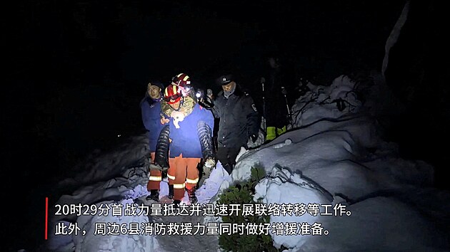 Horolezce zashla na Mount Everestu pekvapiv siln snhov boue. (6. jna 2025)