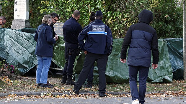 Vandalov nedaleko Pae poniili hrob bvalho francouzskho ministra Roberta Badintera. (9. jna 2025)
