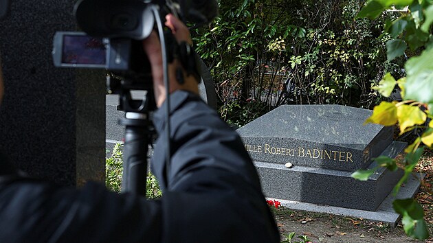 Vandalov nedaleko Pae poniili hrob bvalho francouzskho ministra Roberta Badintera. (9. jna 2025)