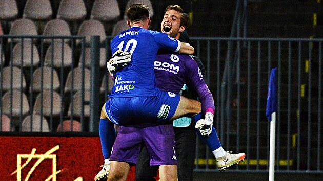 Tomá� Holý (�elem) a Daniel Samek z Artisu Brno slaví postup p�es Liberec ve 3....