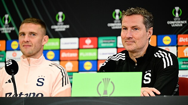 Spar�anský trenér Brian Priske (vpravo) a Pavel Kade�ábek na tiskové konferenci...