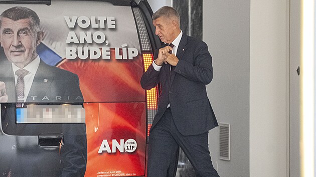 Pedseda hnut ANO Andrej Babi dorazil na Prask hrad, aby jednal s prezidentem Petrem Pavlem a informoval ho o prbhu jednn tkajcch se sestavovn nov vldy. (9. jna 2025)