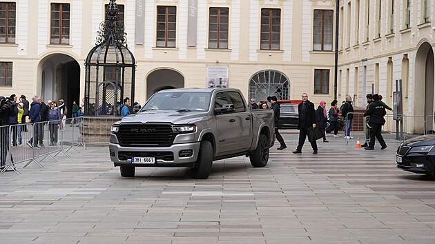 Na Prask hrad dorazil Petr Macinka (Motorist) na povolebn schzku s prezidentem Petrem Pavlem. (6. jna 2025)