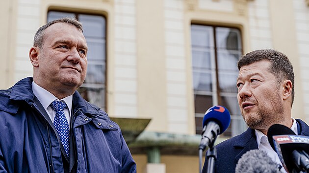 Tomio Okamura a Radim Fiala (SPD) po sch�zce s prezidentem Petrem Pavlem na...