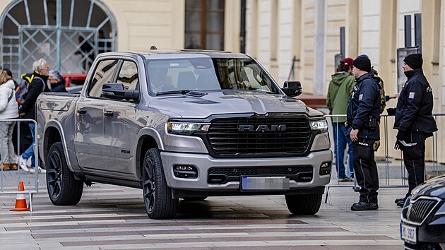 Vz, kterm pijel Petr Macinka (Motorist) na jednn s prezidentem Petrem Pavlem na Hrad. (6. jna 2025)