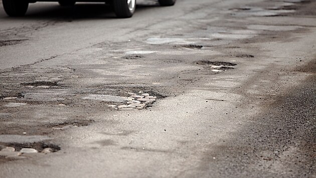 Na okresn�ch silnic�ch Anglie se pr� nach�z� v�ce ne� sedm milion� d�r a v�mol�. O stavu silnic ve Skotsku a Walesu se zpr�vy nezmi�uj�. Mo�n� je to tak lep��.