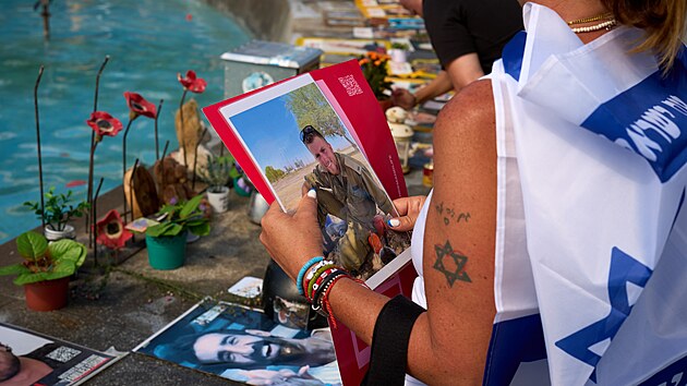 Lid v Tel Avivu se astn vzpomnkovho shromdn u pleitosti druhho vro toku Hamsu na Izrael. (7. jna 2025)