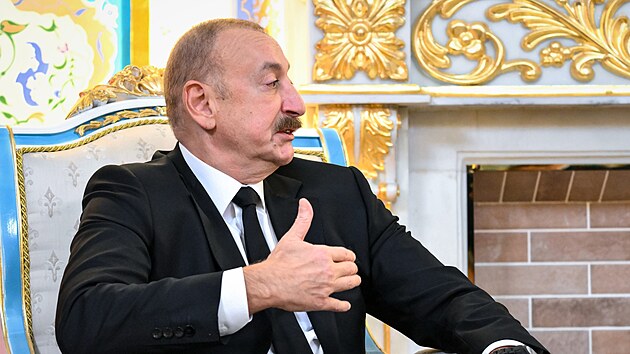 Rusk prezident Vladimir Putin hovo s zerbjdnskm prezidentem Ilhamem Alijevem v Tdikistnu. (9. jna 2025)