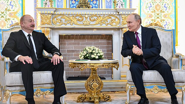 Rusk prezident Vladimir Putin hovo s zerbjdnskm prezidentem Ilhamem Alijevem v Tdikistnu. (9. jna 2025)