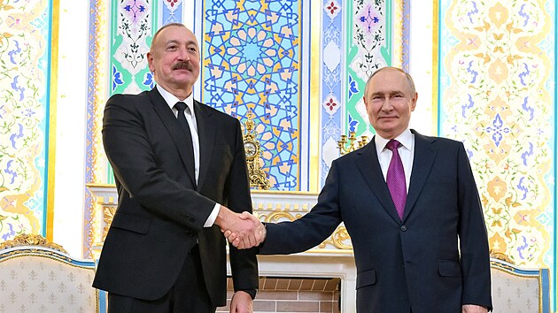 Rusk prezident Vladimir Putin hovo s zerbjdnskm prezidentem Ilhamem Alijevem v Tdikistnu. (9. jna 2025)