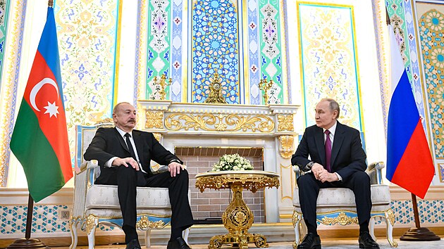 Rusk prezident Vladimir Putin hovo s zerbjdnskm prezidentem Ilhamem Alijevem v Tdikistnu. (9. jna 2025)