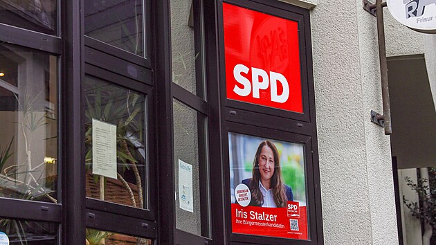 Volebn plakt nov zvolen starostky msta Herdecke Iris Stalzerov. (7. jna 2025)