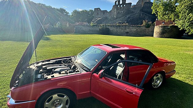 Jaguar XJR, kter� v roce 1996 doprov�zel Michaela Jacksona p�i jeho koncertu v Praze.