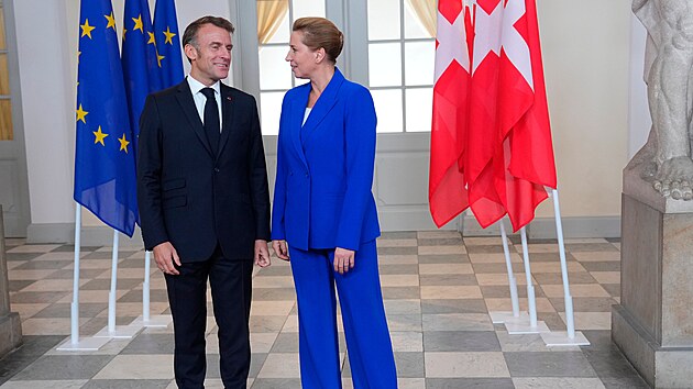Francouzsk� prezident Emanuel Macron se v�t� s d�nskou premi�rkou Mette Frederiksnovou p�ed jedn�n�m evropsk�ch l�dr� v Kodani. (1. ��jna 2025)