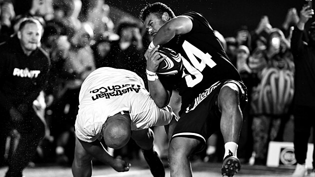 Nejzuivj sport svta, ultra-nsiln, rychl, tvrd. Neltostn, niiv. Lme limity. Stal se virlnm, sociln mdia vzal tokem. To ve o sob k Runit, primitivn australsk derivt z ragby. Jene lkai dodvaj: je to tovrna na otesy mozku, bezvdom.