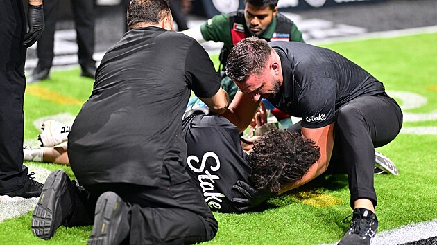 Ty zbry lomcovaly emocemi. Zatmco vtz se objmal s tmem a slavil, jeho soupe se na zemi zmtal v kech, tsl, konetiny mu cukaly. Stovky divk v hlediti  a nsledn destky milion na internetu.