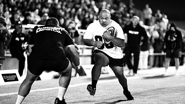 Jeden sprintuje, s ragbyovm mem pod pa, druh b proti nmu. Siln, tup nraz pi kolizi dvou robustnch tl je vsledek.