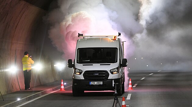 V tunelech Panensk a Libouchec na dlnici D8 u st nad Labem technici provedli porn zkouky. (7. jna 2025)