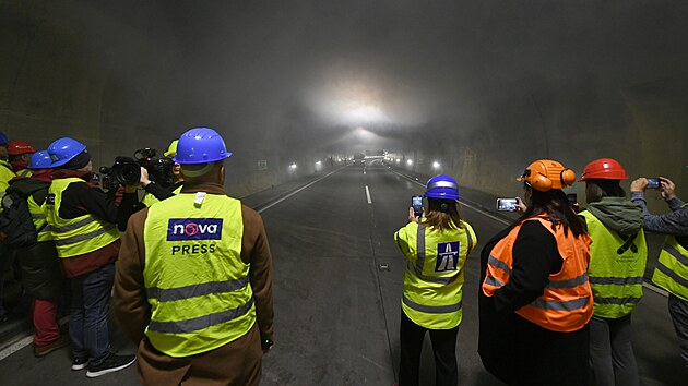 V tunelech Panensk a Libouchec na dlnici D8 u st nad Labem technici provedli porn zkouky. (7. jna 2025)
