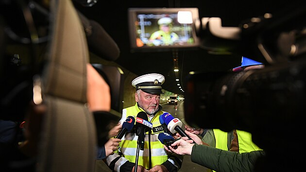 V tunelech Panensk a Libouchec na dlnici D8 u st nad Labem technici provedli porn zkouky. Na snmku f dopravn policie steckho kraje Ji Uk. (7. jna 2025)