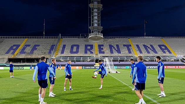 Hrá�i Sigmy trénují na Stadio Artemio Franchi.