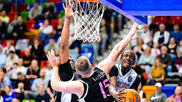 Basketbalisté Baku vystavují dvojnásobný blok nymburskému Riceovi.