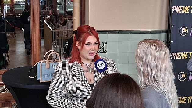 Influencerka Sugar Denny ve volebn�m �t�bu Pir�t�. (4. ��jna 2025)