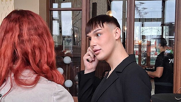 Influencerka Sugar Denny a influencer Tade� Kub�nka ve volebn�m �t�bu Pir�t�. (4. ��jna 2025)