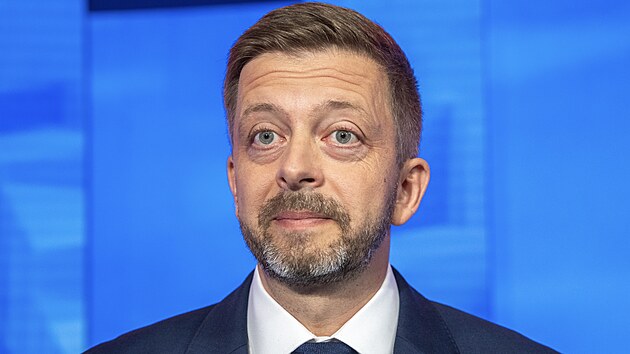 L�dr hnut� STAN V�t Raku�an p�ed za��tkem p�edvolebn� debaty na televizi Nova. (2. ��jna 2025)