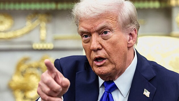 Americk prezident Donald Trump pi nvtv kanadskho premira Marka Carneyho v Blm dom. (7. jna 2025)