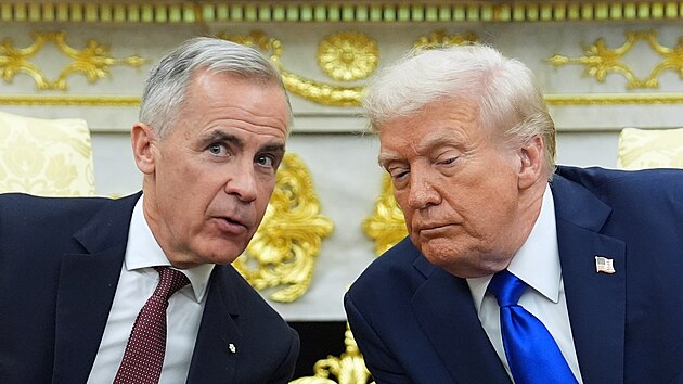 Americk� prezident Donald Trump a kanadsk� premi�r Mark Carney p�i spole�n�m jedn�n� v B�l�m dom�. (7. ��jna 2025)