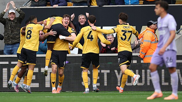 Fotbalist Wolverhamptonu s Ladislavem Krejm se raduj z glu v utkn proti Brightonu.