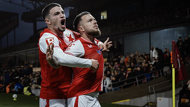 Slvist Vasil Kuej a Christos Zafeiris se raduj z glu v derby proti Spart.