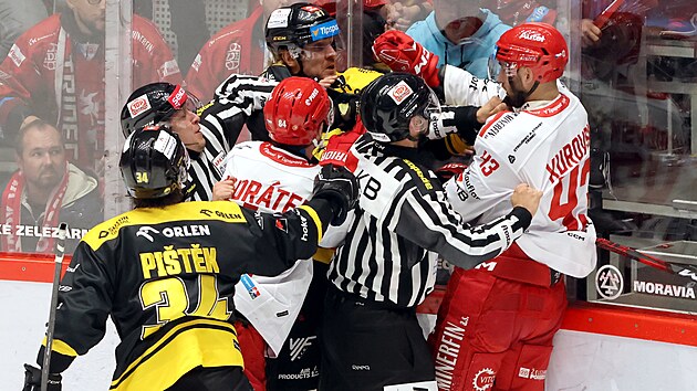 Tinet hokejist Tom Kundrtek a Daniel Kurovsk se pustili do litvnovskho Kevina Czuczmana po tom, co tsn po odpskn vystelil na branke Marka Mazance.