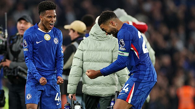 Mladý brazilský úto�ník Estevao z Chelsea (vlevo) se raduje ze svého...