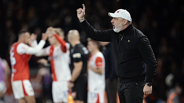 Sl�vistick� tren�r Jind�ich Trpi�ovsk� b�hem derby proti Spart�