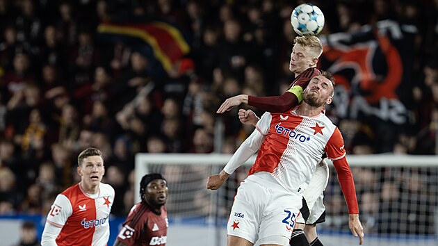 Spar�anský stoper Filip Panák hlavi�kuje v souboji s Tomá�em Chorým ze Slavie.