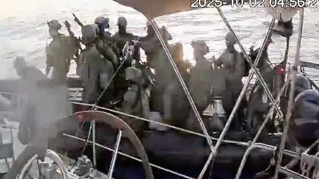 Sn�mek z videa zve�ejn�n�ho organizac� Global Sumud Flotilla zachycuj�c� izraelsk� voj�ky na palub� jedn� z lod� flotily pot�, co byla zadr�ena p�i p�ibli�ov�n� k pob�e�� Gazy. (2. ��jna 2025)