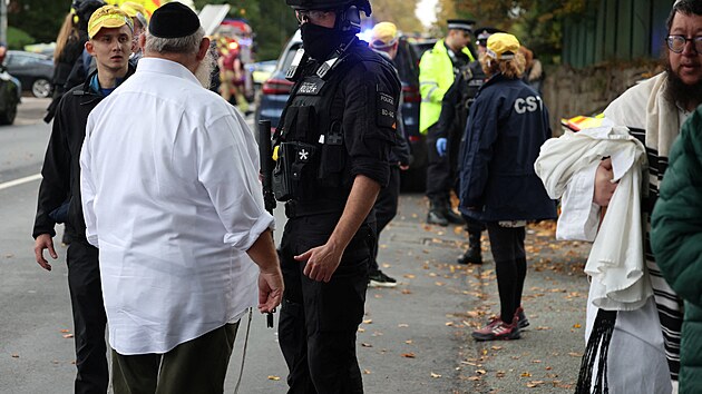 Policist� zasahuj� na m�st� �inu po incidentu p�ed synagogou v britsk�m Manchesteru. (2. ��jna 2025)