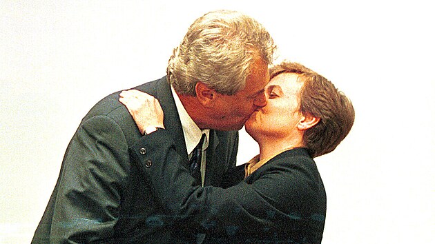 Milo Zeman lb Danu Drbovou, vlevo Miroslav Grgr. (9. jna 2000)