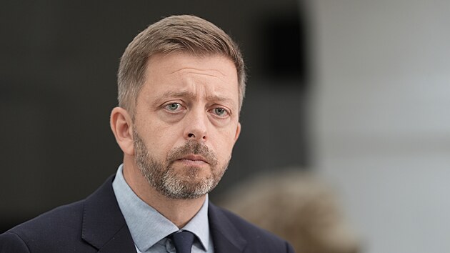 Vt Rakuan (STAN) hovo s novini po tiskov konferenci. (9. jna 2025)