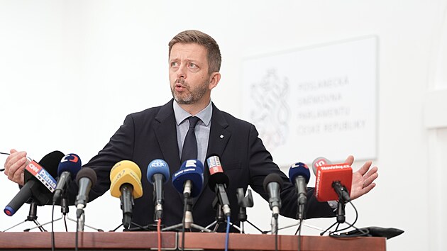 Vt Rakuan (STAN) hovo s novini po tiskov konferenci. (9. jna 2025)