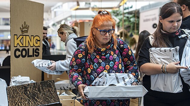 V praskm Obchodnm centru ern Most byl oteven pop-up obchod s tajemnmi ztracenmi zsilkami, kde nvtvnci mohli zakoupit naslepo balky s neznmm obsahem, jako je elektronika, obleen i domc spotebie. (7. jna 2025)