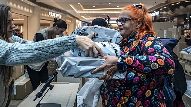 V praskm Obchodnm centru ern Most byl oteven pop-up obchod s tajemnmi ztracenmi zsilkami, kde nvtvnci mohli zakoupit naslepo balky s neznmm obsahem, jako je elektronika, obleen i domc spotebie. (7. jna 2025)